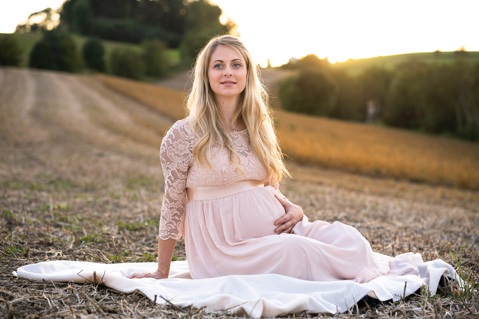 Babybauchshooting in der Natur mit schönem Babybauchkleid in Sankt Florian Oberösterreich