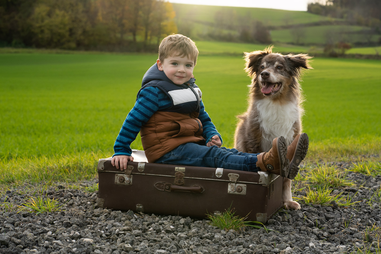 Kinderfoto mit Hund Familienfoto in der Natur