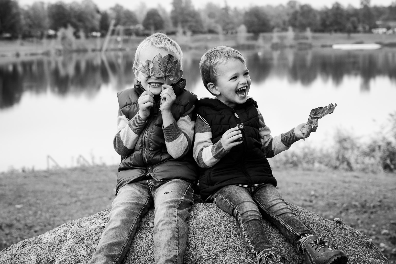 Herbstshooting am Ausee Familienfotos im Freien mit Kinder mit Familienfotografin photo angie