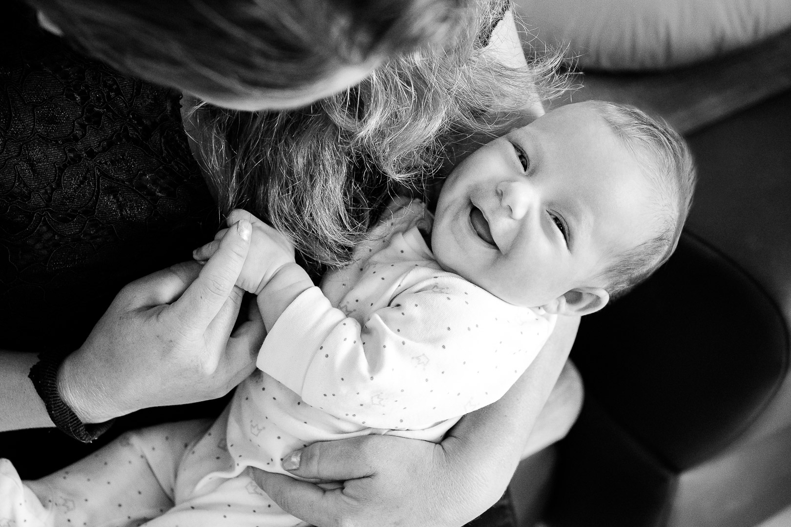 Natürliche Baby-Fotografie, Babyfotos zu Hause im Stil der Homestory in Linz Oberösterreich