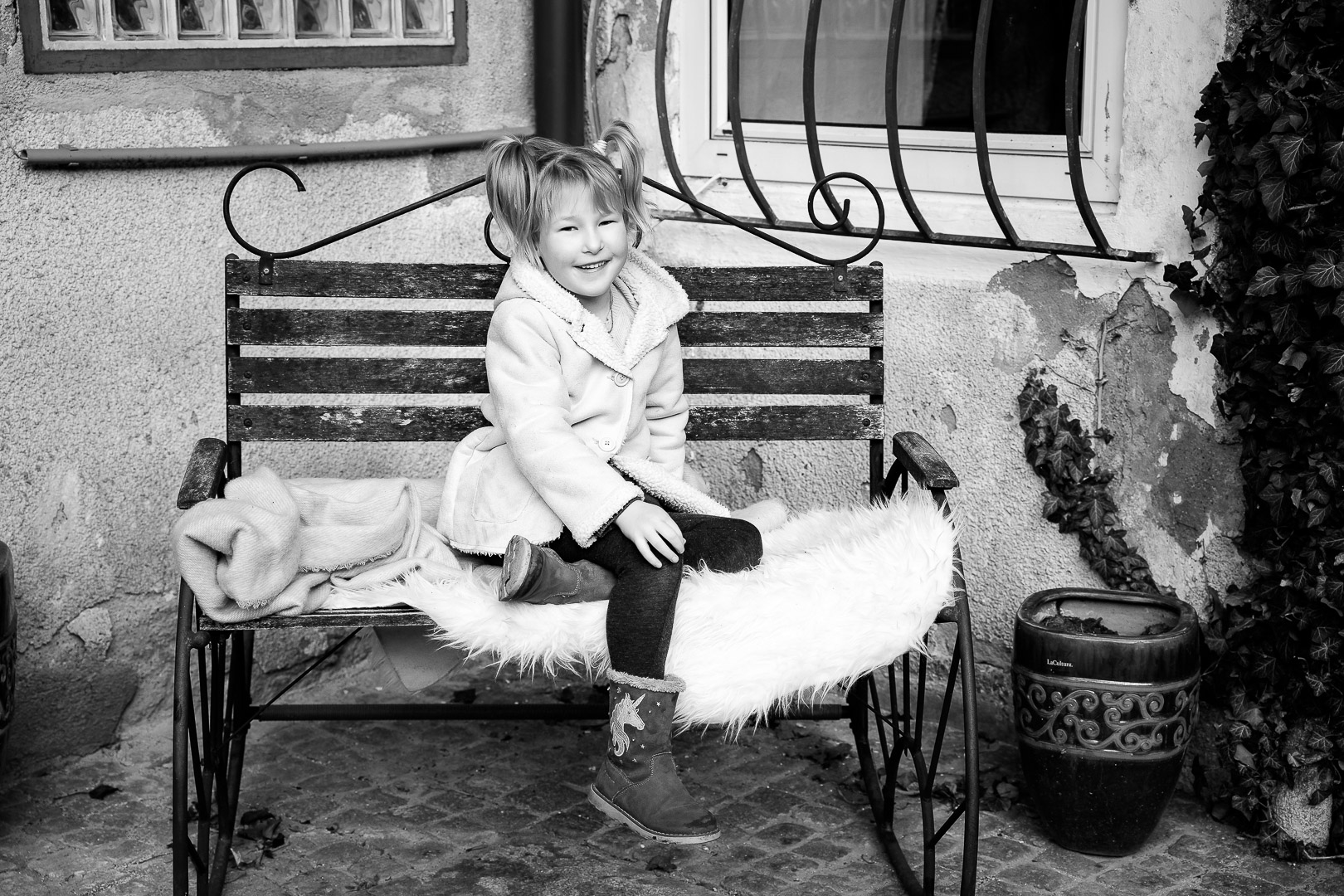 Natürliche Familienfotos zuhause durch Familienfotografin in Sankt Florian