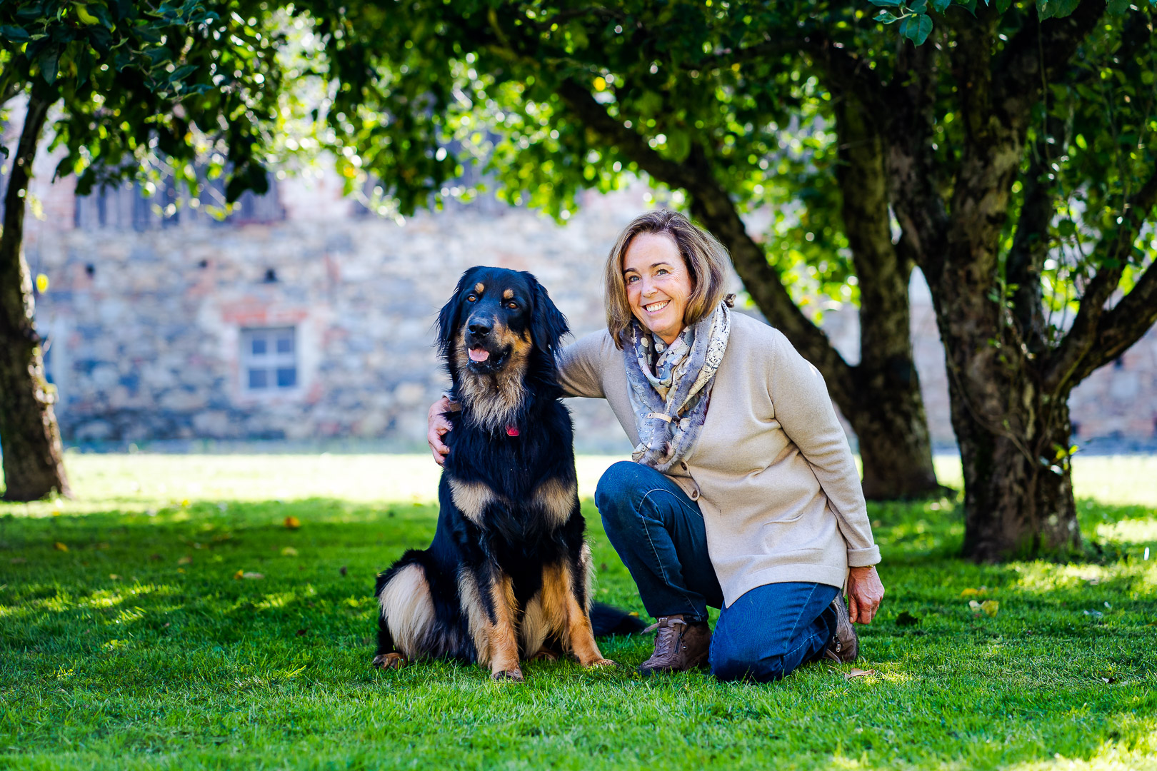 Familienfotos zu Hause am Bauernhof mit Hofhund