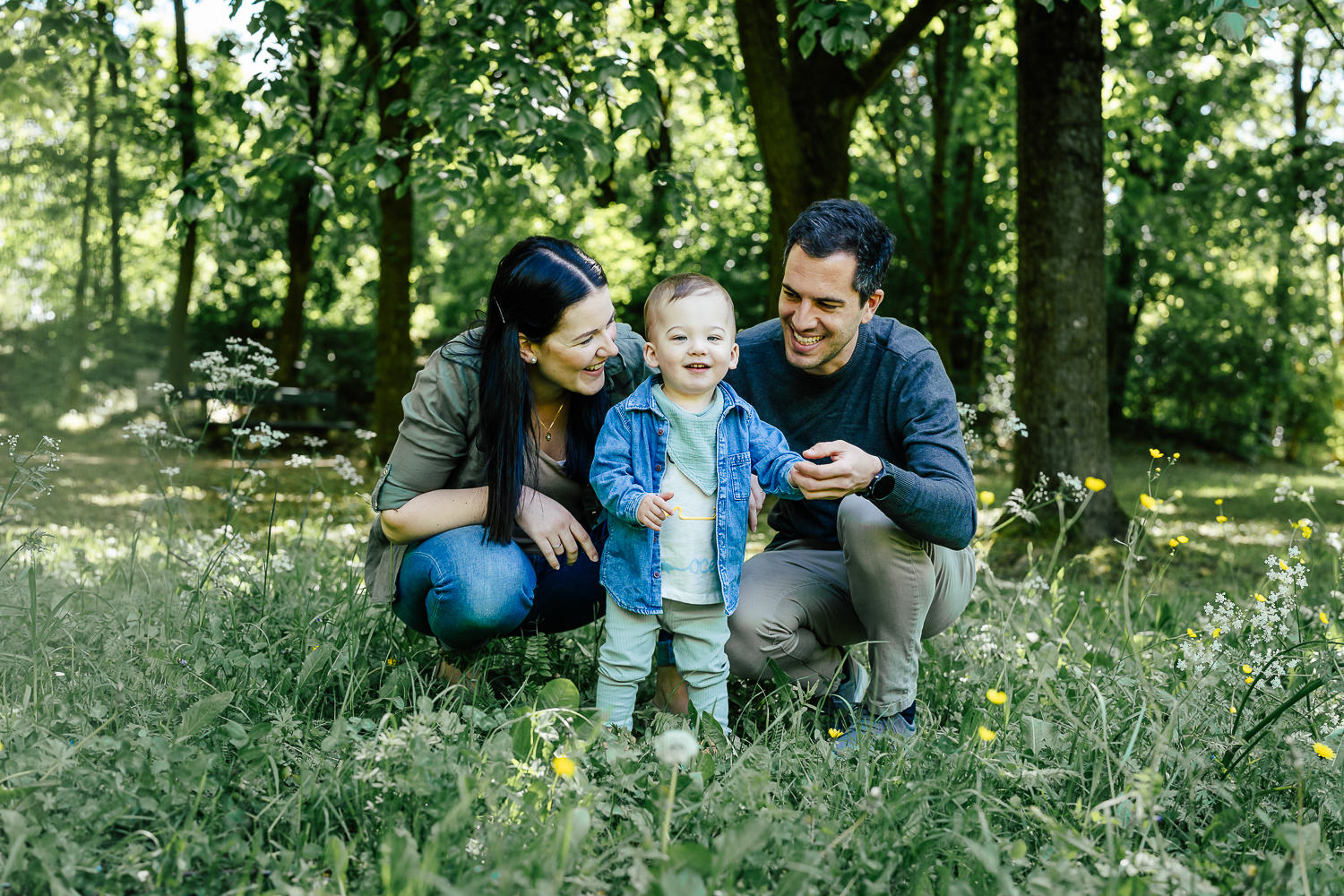 Fotoshooting Kind 1 Jahr, Familienfotos, Linz, Natur, Familienshooting, Familienfotos in der Natur, Familienfotoshooting, Familienbilder, Outdoor, Erinnerungen, Geschenkidee, Weihnachtsgeschenkidee, Geschwisterliebe, Linz, Sankt Florian, Leonding, Linz Land, Enns, Luftenberg, Urfahr, Mühlviertel, Asten, Ottenschlag, Kinderfotos, Familienfotografin, Familienfotografie, Fotograf in der Nähe, wertvolle Erinnerungen, Kindheit, spielen, Fotoshooting Familie, authentische Familienfotos, Kinderlachen, Geschenk für Oma und Opa, im Freien, Natur, individuell, kreativ, Ideen Familienshooting, Kinderfotograf, Herbst, Frühling, Fotograf Familienfotos, Familyfotos, Family, Familienfotograf, Fotos mit Partner, Gutschein für Shooting, Geschenk zu Weihnachten, Geschenk zu Muttertag, Geschenk zu Geburtstag, wertvolle Erinnerungen, Kindheit, natürliche Familienbilder, natürliche Kinderfotos, natürliche Fotos von Kindern, Familienshooting im Freien, Fotos am See, Ottenschlag, lustige Familienbilder, Niederneukirchen, Ottenschlag, Ottensheim, Outdoor, Puchenau, Pucking, Sankt Florian, Sankt Valentin, spielen, Steyregg, Urfahr,