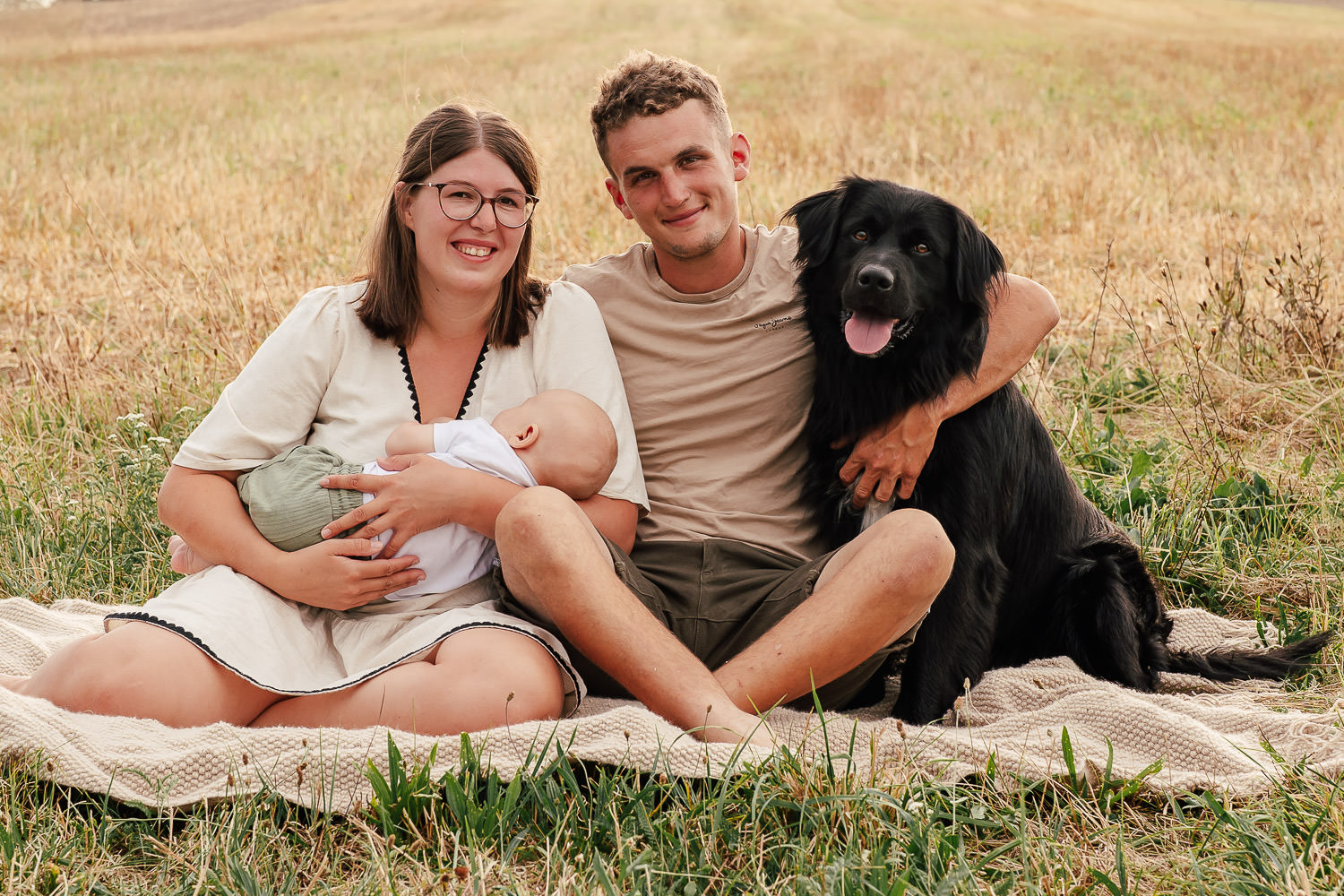 Babyfotos, Babyfotos zu Hause, Homestory, Babyfotografin, Bauernhof, natürlich, Newbornfotografin, Newbornfotos, in der Natur, im Freien, Outdoor, besondere Babyfotos, Liebe, Geschenk zur Geburt, Babyparty, Geschenkidee, Fotoshooting, Babybilder, Babyfotografie, Babyfotografin, Gutschein zur Babyparty, Linz, Mühlviertel, Urfahr, Linz Land, Oberösterreich, Enns, Asten, Sankt Valentin, Leonding, Ottensheim, Puchenau, Niederneukirchen, Nettingsdorf, Sankt Marien, Steyr, Hebamme, Geburtsvorbereitung, Geburt, Familienbilder, Familienfotos mit Baby, Baby Bilder, Babyfotoshooting, besondere Fotos, Sankt Florian, natürliche Babyfotos, Neugebornenbilder, besondere Fotos Baby, Familienfotos mit Baby und Geschwister, individuell, Mamaliebe, Mamaglück, Liebevolle Bilder, Fotografin mit Zeit, Fotos mit Partner, Papa ist der Beste, Mama ist die Beste, Geschenkidee zur Geburt, Gutschein Newbornshooting, Babyfotos daheim